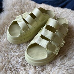 UGG  Goldenglow slides